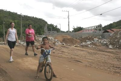 Rua Nova Bigua�� espera por t�rmino da pavimenta��o desde a gest�o passada de Celso Zuchi