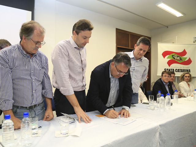 governadorraimundocolomboentregadeordemdeservioparaconstruodocentrodeinovaodeblumenauGG.jpg