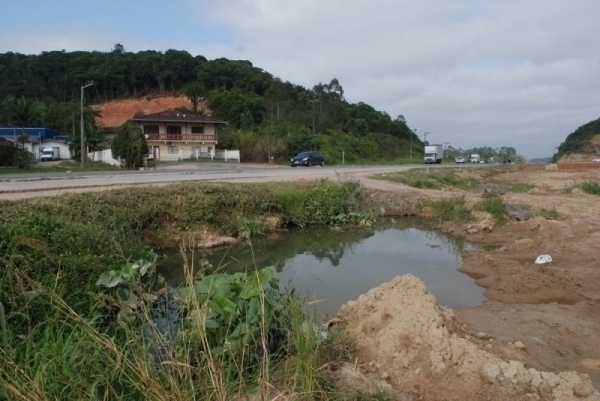 Mudan�a no escoamento em trecho da BR-470 preocupa fam�lias