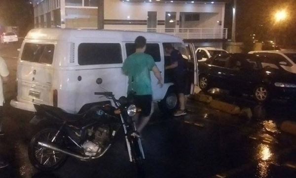 Motociclista fica ferido ao colidir com kombi