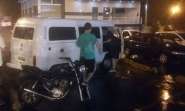 Motociclista fica ferido ao colidir com kombi
