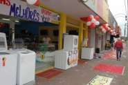 Pre�os baixos: tapete vermelho para atrair clientes