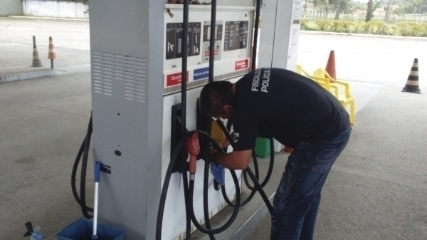 Pol�cia continua as fiscaliza��es dos estabelecimentos comerciais 