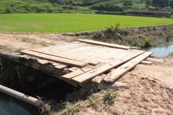 Pontes de madeira: alerta na hora da travessia nos bairros