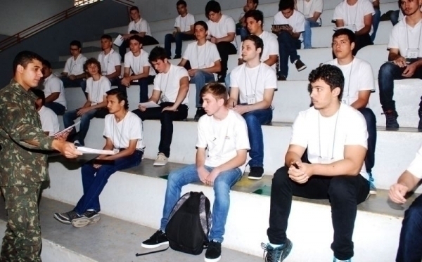 Jovens gasparenses s�o avaliados em alistamento militar 