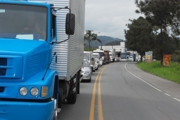 Longas filas testam paci&ecirc;ncia de motoristas em Gaspar