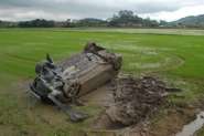 Carro capota e cai em plantação de arroz em Gaspar