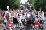 Segundo desfile da Oktoberfest reúne milhares de pessoas em Blumenau