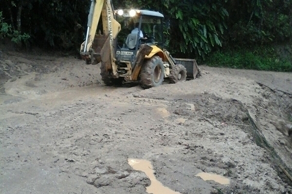 Estrada Geral Gaspar Alto � liberada ap�s retirada de barreira 