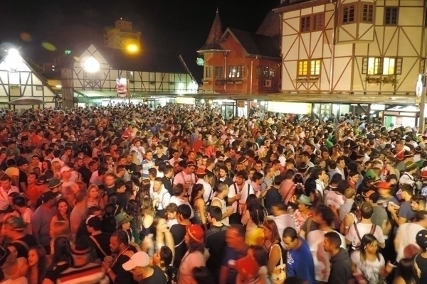 P�blico de s�bado foi o maior da 32� Oktoberfest