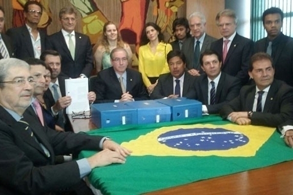 Oposi��o entrega novo pedido de impeachment de Dilma