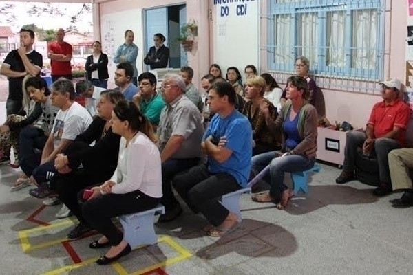 Moradores do Po�o Grande pedem solu��o para problema com caminh�es