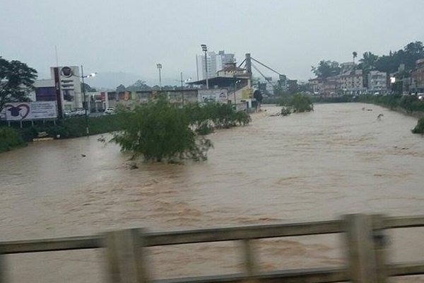 Rio transborda e interdita ruas em Brusque