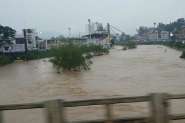 Rio transborda e interdita ruas em Brusque