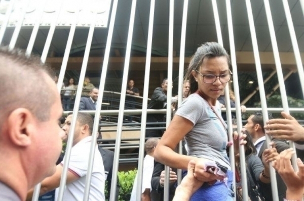 Ap�s atraso, alunos tentam invadir local da prova do ENEM