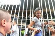 Ap�s atraso, alunos tentam invadir local da prova do ENEM