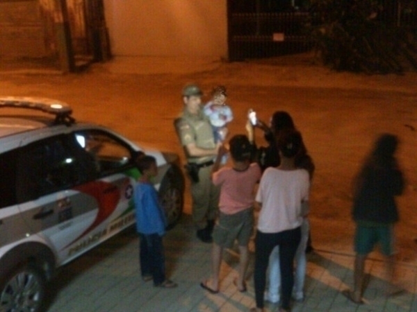 M�e � presa em flagrante ao tentar trocar filho de 1 ano por drogas em Cambori�