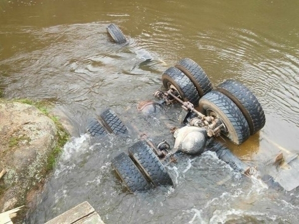 Caminh�o cai em rio ap�s ponte de madeira quebrar e 3 morrem em S�o Martinho