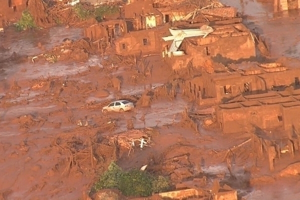 Barragens se rompem e enxurrada de lama destrói distrito de Mariana