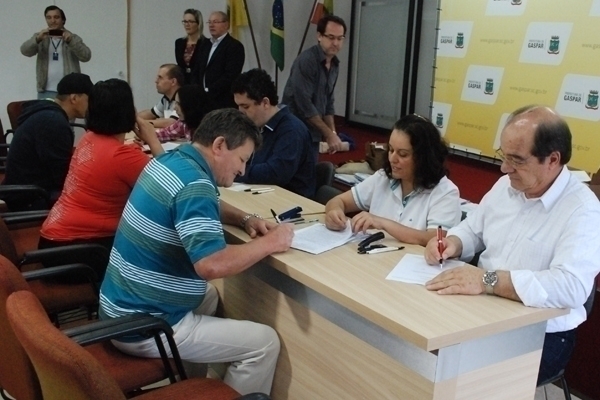 Contratos habitacionais do Residencial Jardim Primavera são assinados