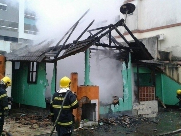 Homem morre durante inc�ndio em casa em Balne�rio Cambori�