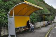 Pontos de �nibus de Gaspar recebem novos abrigos para passageiros