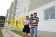 Fam�lias recebem as chaves do Residencial Jardim Primavera