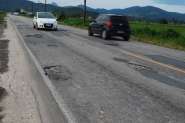 Caminho do litoral: buracos nas estradas causam risco constante