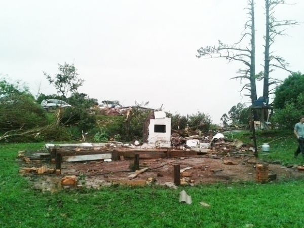 'Olhei para fora e n�o enxerguei casa nenhuma', diz morador ap�s tornado em Chapec�