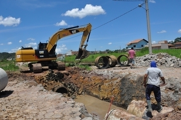 Loteamento do bairro Figueira come�a a receber nova tubula��o
