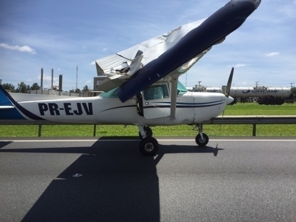 Avi�o faz pouso for�ado na rodovia dos Bandeirantes em Jundia�