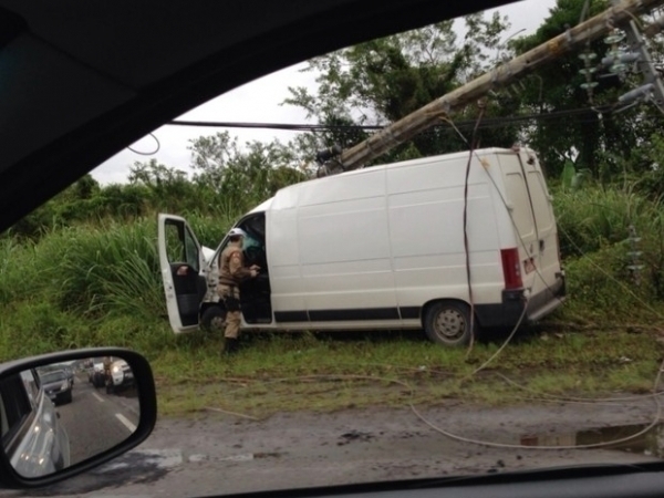 Ve�culo derruba poste na SC-401, na capital