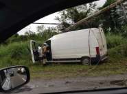 Ve�culo derruba poste na SC-401, na capital