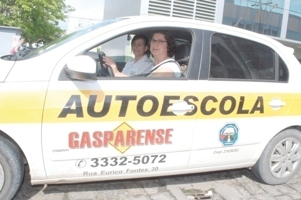 Aulas te�ricas, pr�ticas e simulador: o caminho at� o volante para novos condutores