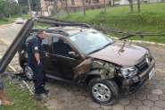 Mulher perde controle de ve�culo e colide contra poste no bairro Bela Vista
