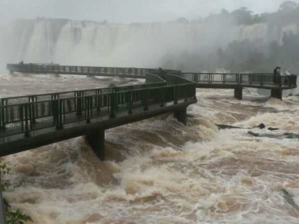 Ap�s cheia do Rio Igua�u, passarela das Cataratas volta a ser liberada
