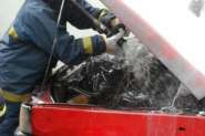 Princ�pio de inc�ndio queima motor de carro na rua Frei Solano