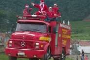 Papai Noel dos Bombeiros Voluntários de Ilhota distribui doces às crianças