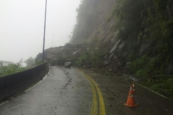 Queda de barreira interdita Serra do Rio do Rastro