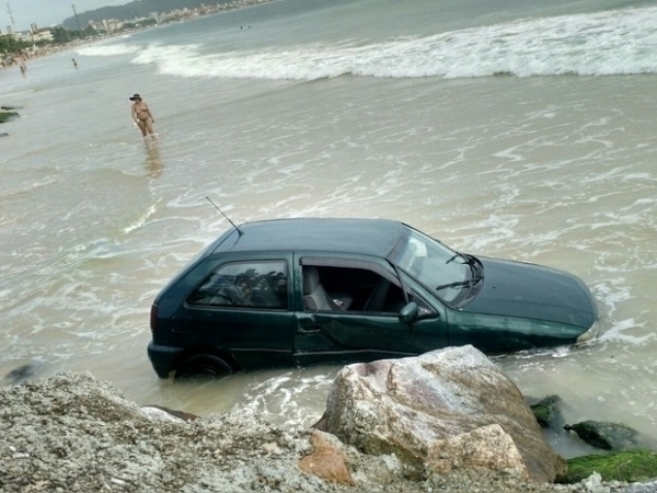 Carro fica atolado no mar da praia dos Ingleses, em Florian�polis