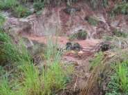 Cratera leva parte de estrada e 'engole' ve�culos em Bor�, SP