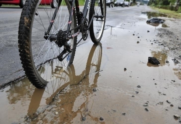 Ao passar por buraco, ciclista cai, bate a cabe�a e morre em Joinville