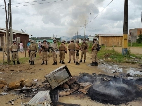 PM de Navegantes tenta reintegrar posse de terreno invadido e moradores protestam