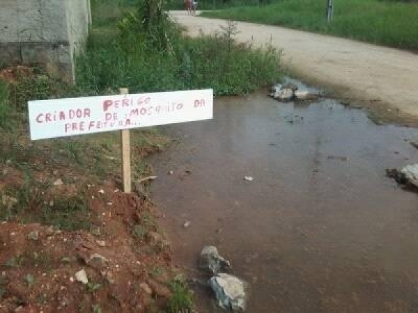 Moradores do bairro Coloninha sofrem com água parada