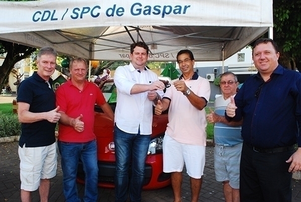 Morador do Poço Grande ganha carro da campanha de Natal da CDL