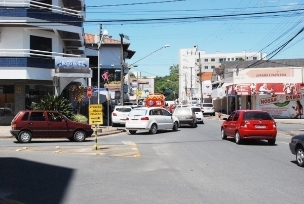 Moto e carro batem na rua S�o Jos� no Centro de Gaspar