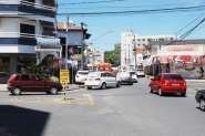 Moto e carro batem na rua S�o Jos� no Centro de Gaspar