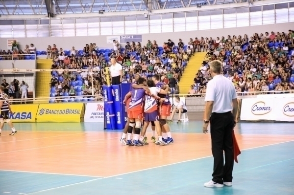 Aps vitria, Apan/ Baro/ Cremer volta  quadra em Blumenau