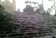 V�deo mostra 'cachoeira' formada por chuva na escadaria da Igreja Matriz