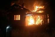 Inc�ndio destr�i casa no bairro Bela Vista